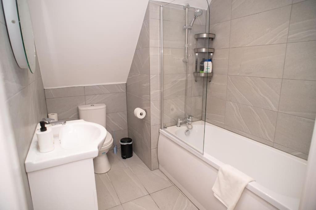 Rosey Lodge -1Bedroom Cousy Flat - Parking, Netflix, Wifi - Close To Blenheim Palace & Oxford - F5 Кидлингтън Екстериор снимка