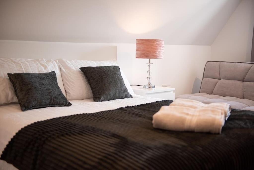 Rosey Lodge -1Bedroom Cousy Flat - Parking, Netflix, Wifi - Close To Blenheim Palace & Oxford - F5 Кидлингтън Екстериор снимка