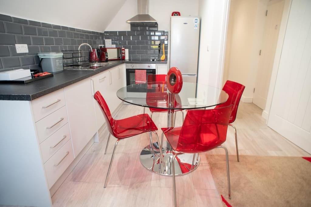 Rosey Lodge -1Bedroom Cousy Flat - Parking, Netflix, Wifi - Close To Blenheim Palace & Oxford - F5 Кидлингтън Екстериор снимка