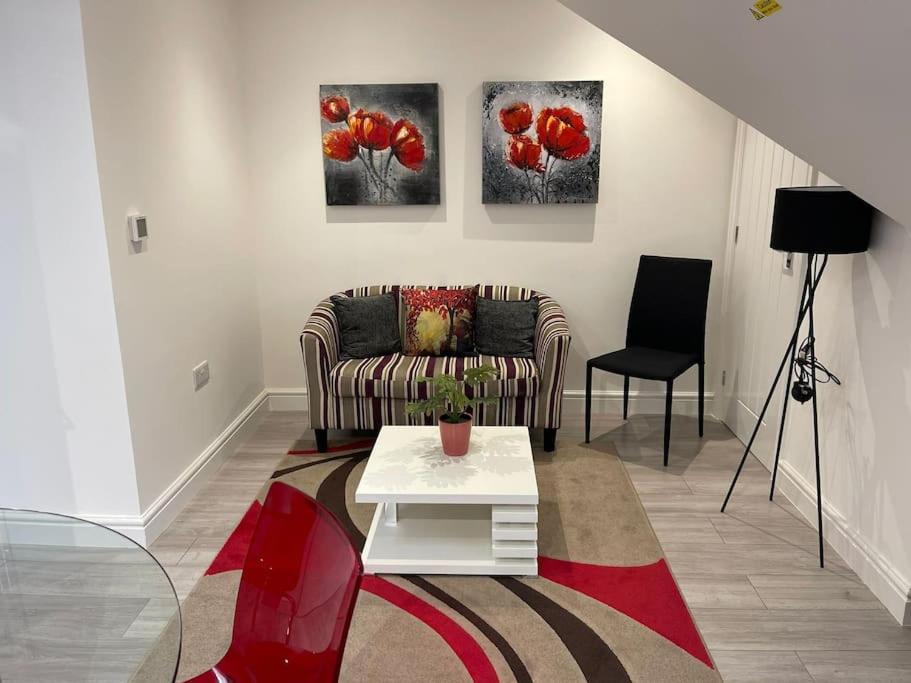Rosey Lodge -1Bedroom Cousy Flat - Parking, Netflix, Wifi - Close To Blenheim Palace & Oxford - F5 Кидлингтън Екстериор снимка